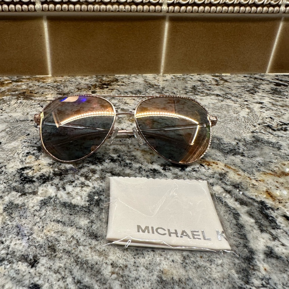 micheal kors sun glasses never used comes with case and cloth all original